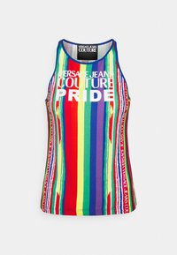 Débardeur sans manches Versace Jeans Couture avec des rayures verticales arc-en-ciel et un texte blanc "Versace Jeans Couture Pride" sur le devant.