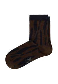 Calcetines marrones con un patrón de rayas de tigre en azul oscuro, con un puño acanalado. La puntera tiene un sutil detalle de logo en metálico.