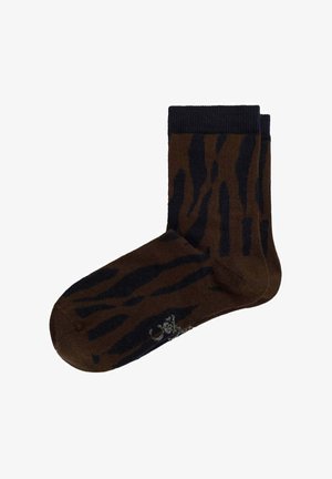 Calcetines marrones con un patrón de rayas de tigre en azul oscuro, con un puño acanalado. La puntera tiene un sutil detalle de logo en metálico.