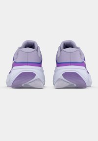 Μωβ και ανοιχτό μωβ αθλητικά παπούτσια με υφασμένο επάνω μέρος, λευκή ενδιάμεση σόλα και μωβ λεπτομέρειες. Ελαφρώς υφασμένη λαστιχένια εξωτερική σόλα με αυλακώσεις.