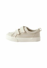 Beige canvas sneaker met twee klittenbandsluitingen, ronde neus, witte rubberen zool en een gestructureerde stofafwerking. Lichtgewicht en minimalistisch ontwerp.