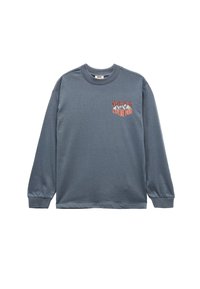 Grijze t-shirt met lange mouwen, gemaakt van katoen, met een bergafbeelding en de tekst "SNOW PEAK EXPLORE MORE" in rood en oranje op de borst.