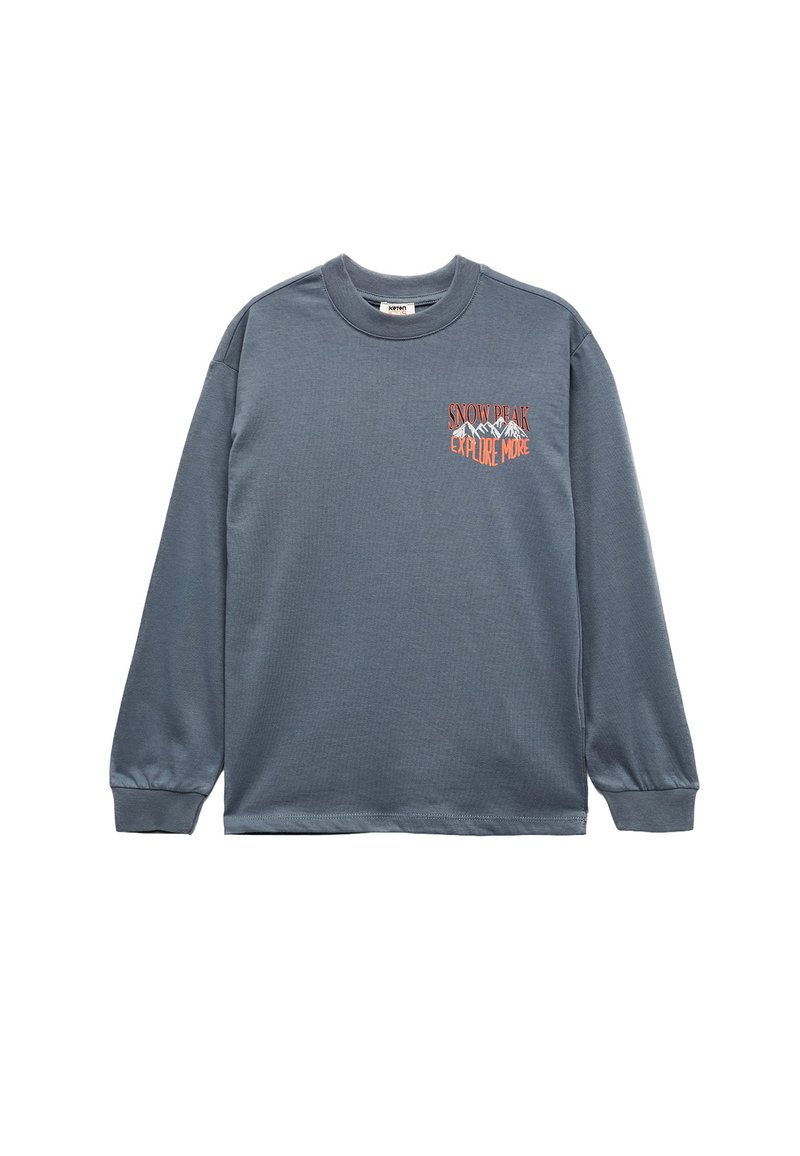 Grijze t-shirt met lange mouwen, gemaakt van katoen, met een bergafbeelding en de tekst "SNOW PEAK EXPLORE MORE" in rood en oranje op de borst.