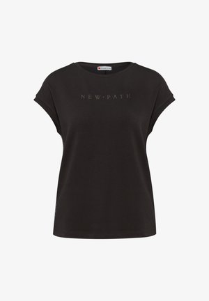 Musta lyhythihainen T-paita, joka on valmistettu puuvillasta ja jossa on pyöreä kaula-aukko. Edessä on vaaleammalla sävyllä painettu "NEW PATH" -teksti.