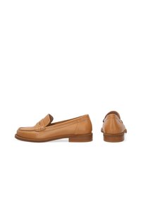 Hellbraune Lederloafers mit runder Zehenform, dekorativer Naht und niedrigem gestapeltem Absatz, die eine glatte Textur und ein minimalistisches Design aufweisen.