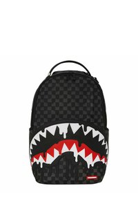 Mochila de cuadros negros con un diseño gráfico de boca de tiburón blanca y roja con bordes dentados, efecto de pintura negra que gotea y asa en la parte superior.