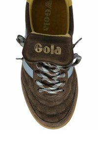 Sneaker in suede marrone con lacci grigi, suola in gomma, striscia laterale azzurro chiaro e logo "Gola" in oro sulla linguetta.