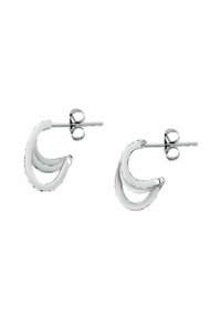 Orecchini a cerchio in argento con un design curvato a doppio strato, finitura lucida e bordi texturizzati per un tocco di dettaglio.