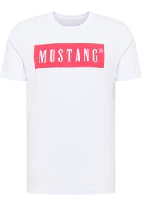 Biała bawełniana koszulka z krótkim rękawem, z odważnym czerwonym prostokątnym logo "MUSTANG" umieszczonym na środku przodu. Gładka faktura.