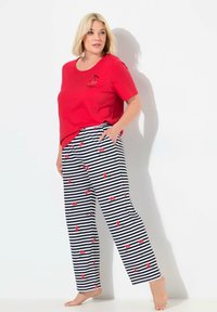 Rode T-shirt met korte mouwen met kersengrafiek, gecombineerd met zwart-wit gestreepte pyjamabroek met rode kersenpatronen en zijzakken.