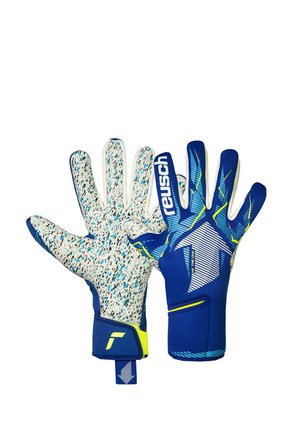 Een paar blauw-witte keepershandschoenen met getextureerde handpalmen, polsbandjes en de merknaam "reusch" op de achterkant van één handschoen.