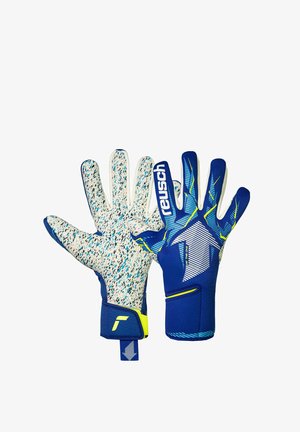 Par de guantes de portero azules y blancos con palmas texturizadas, correas en la muñeca y el nombre de la marca "reusch" en la parte posterior de un guante.