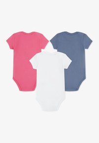 Τρία κοντομάνικα φορμάκια: ένα ροζ, ένα λευκό και ένα ναυτικό μπλε, κατασκευασμένα από απαλό βαμβάκι με στάνταρ λαιμόκοψη και κούμπωμα με κουμπιά στο κάτω μέρος.