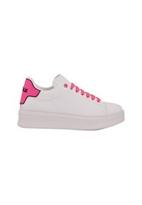 Sneakers bianchi in pelle con suola bianca spessa, lacci rosa e dettagli rosa sul tallone. Design minimalista e piatto.