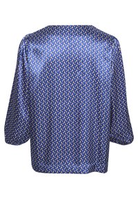 Blusa di satin blu con un motivo geometrico di piccoli triangoli beige, caratterizzata da una vestibilità ampia e maniche larghe, vista da dietro.
