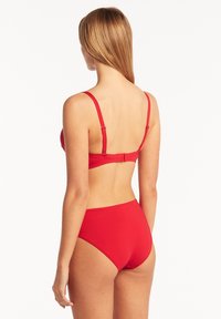 Rode bikini-set met een gepadded bralette met verstelbare bandjes en een hoge taille onderbroek. Gladde textuur zonder zichtbare patronen.