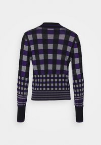 Pull en maille à carreaux noirs, violets et gris, avec manches longues, poignets côtelés et taille ajustée. Le motif présente des rayures horizontales et verticales.