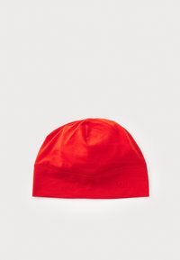 Röd mjuk tygmössa med en strömlinjeformad design och en sydd band. Har en diskret logotyp på sidan. Lämplig för olika tillfällen.