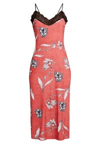 Robe florale corail avec bordure en dentelle noire, bretelles spaghetti et silhouette ajustée. Présente des motifs de fleurs noires et de feuilles sur un tissu léger.