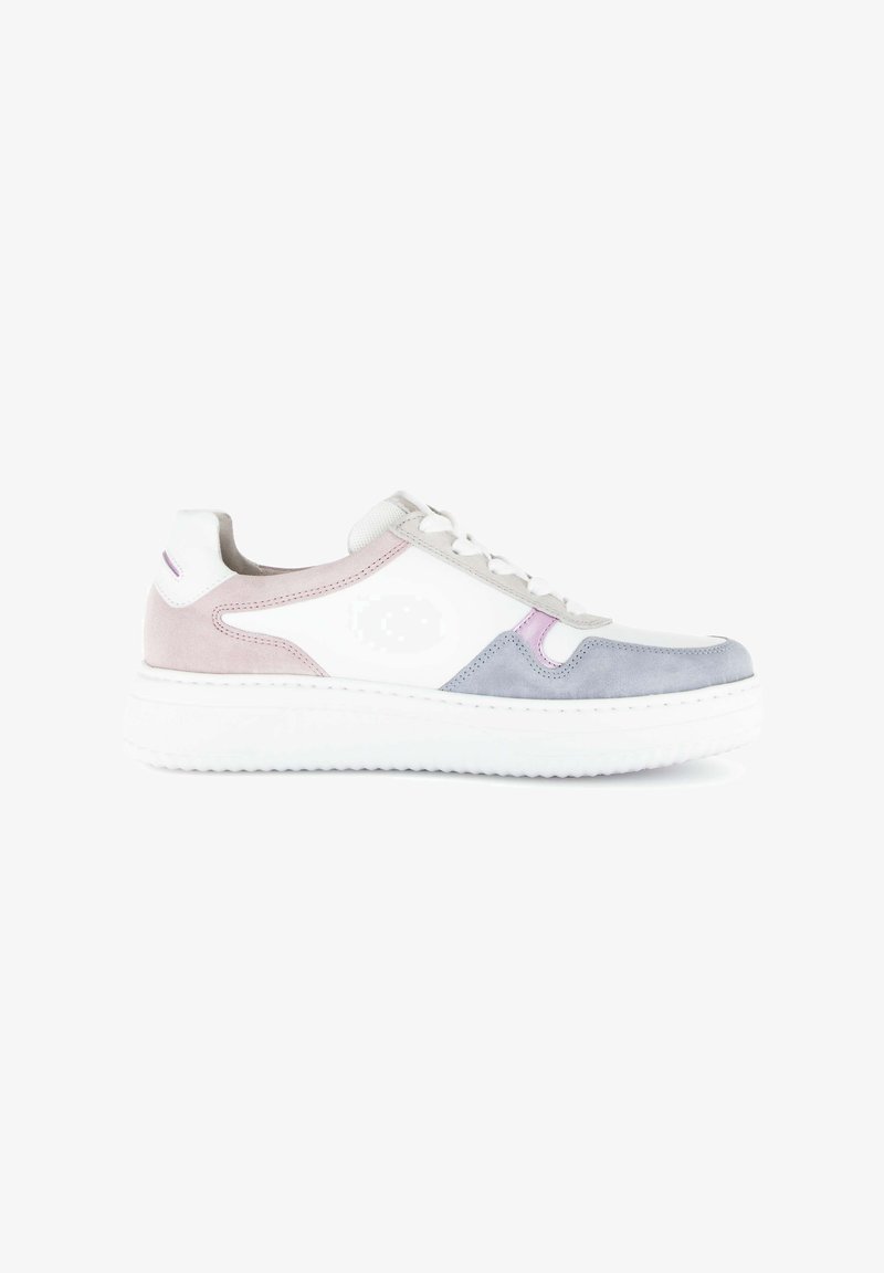 Baskets basses blanches avec des accents en daim rose et gris, lacets blancs et semelle blanche épaisse sur un fond blanc uni.