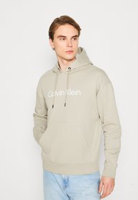 Calvin Klein HERO LOGO COMFORT HOODIE - Sportinis megztinis - london fog
