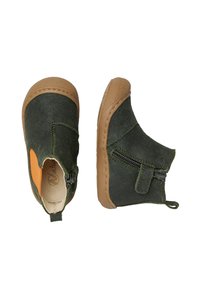 Bottines en daim vert avec fermeture éclair sur le côté, semelle en caoutchouc beige et accent orange. Le design est simple avec des détails cousus.