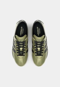 adidas Originals TOKYO - Joggesko - gold metallic/core black