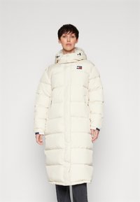 Tommy Jeans ALASKA LONG PUFFER - Piumino lungo - beige