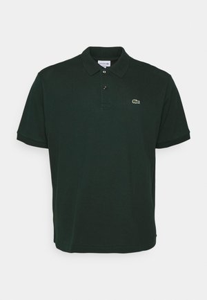 Polo shirt verde scuro in cotone, con colletto a due bottoni e un piccolo logo di coccodrillo ricamato sul lato sinistro del petto. Maniche corte.