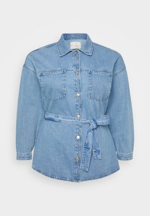 Helle blaue Denim-Hemdjacke mit langen Ärmeln, zwei Fronttaschen und einem gebundenen Gürtel in der Taille. Verfügt über einen klassischen Kragen und einen Knopfverschluss.