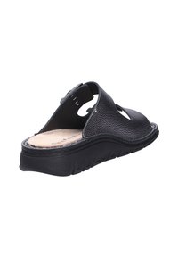 Schwarze Leder-Sandale mit strukturiertem Obermaterial, geschwungener Form und gepolsterter Sohle. Verfügt über eine offene Zehenpartie und seitliche Ausschnitte für Atmungsaktivität.