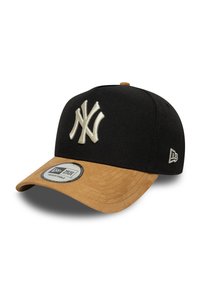 Gorra negra con visera de ante marrón, que presenta un logo blanco en relieve y un diseño ajustable. Tejido texturizado con un acabado suave en la visera.