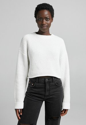 CHENILLE MIT RUNDAUSSCHNITT - Svetr - white