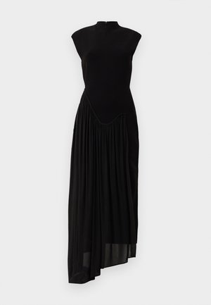 Juoda suknelė su aukštu kaklu, prigludusia liemene ir asimetrine klostyta sijona. Pagaminta iš lygaus medžiagos, turinti sklandžią tekstūrą.