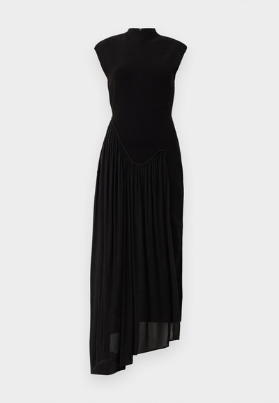 Juoda suknelė su aukštu kaklu, prigludusia liemene ir asimetrine klostyta sijona. Pagaminta iš lygaus medžiagos, turinti sklandžią tekstūrą.