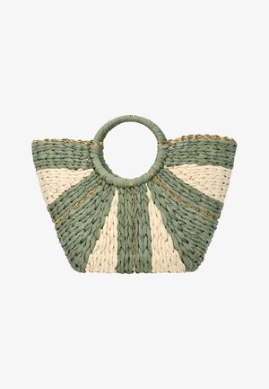 Geantă țesută din paie verzi și bej, cu mâner rotund și accente aurii, având un model asemănător unui evantai pe un fundal alb.