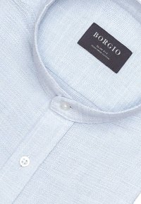 Jasnoniebieska, teksturowana bawełniana koszula z kołnierzykiem typu tab, z pojedynczym guzikiem i metką z napisem "BORGIO SLIM FIT 100% COTTON."
