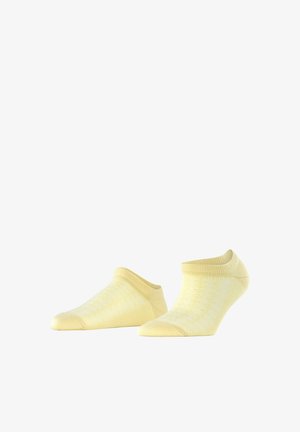 Para bladeżnożółtych skarpetek niewidocznych o delikatnym, teksturowanym wzorze, ułożonych obok siebie na białym tle.