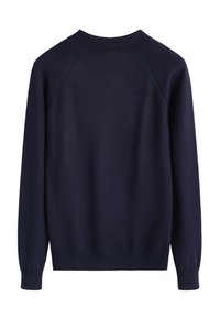 Pull en tricot bleu marine avec poignets et ourlet côtelés. Doté d'un col rond classique et de manches raglan sans aucune décoration visible.