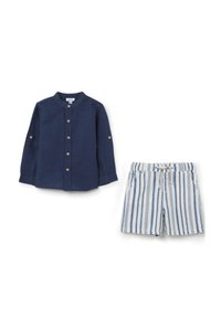 Camisa de botón de manga larga en azul marino con mangas enrollables; pantalones cortos a rayas en azul y blanco con cintura elástica y bolsillos laterales.