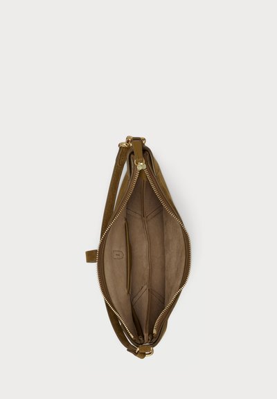Καφέ δερμάτινη τσάντα με φερμουάρ. Διαθέτει μαλακή, υφασμάτινη εσωτερική επένδυση με οργανωτές για τα αντικείμενα. Ορατά χρυσά εξαρτήματα.