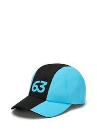 Czapka baseballowa w kolorach czerni i błękitu, z dużym niebieskim logo "63" z przodu. Wykonana z miękkiego materiału z zakrzywionym daszkiem.