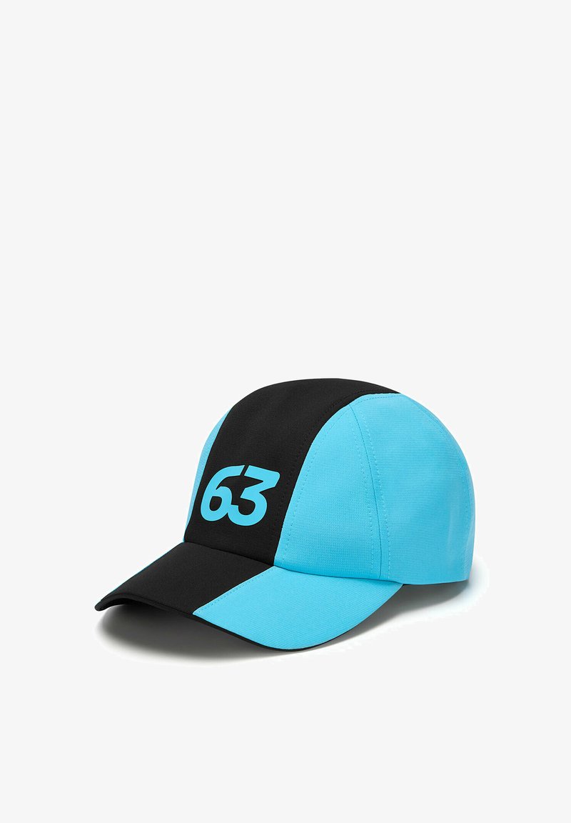 Czapka baseballowa w kolorach czerni i błękitu, z dużym niebieskim logo "63" z przodu. Wykonana z miękkiego materiału z zakrzywionym daszkiem.