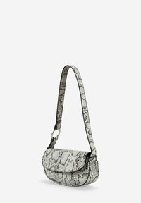 Bolso de hombro de estampado de serpiente en gris claro y negro. Presenta una forma curva, cierre de solapa y correa ajustable. Superficie de textura lisa.
