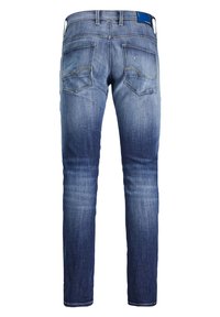 Jean en denim bleu clair avec un effet dégradé pâli, présentant deux poches arrière avec des détails de couture et une coupe droite.