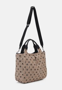 Sac fourre-tout beige avec motifs floraux noirs et "J", doubles poignées noires et bandoulière noire réglable avec fermoirs argentés.
