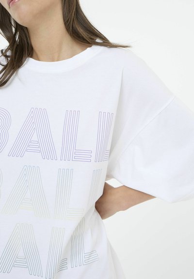 Hvit oversized t-skjorte med et flerfarget linjedesign som leser "BALI" i varierende nyanser. Myk bomullsstoff med en avslappet passform.