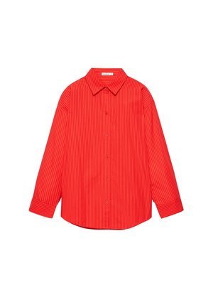Chemise rouge à manches longues boutonnée avec fines rayures verticales et col pointu, étalée à plat sur un fond blanc.