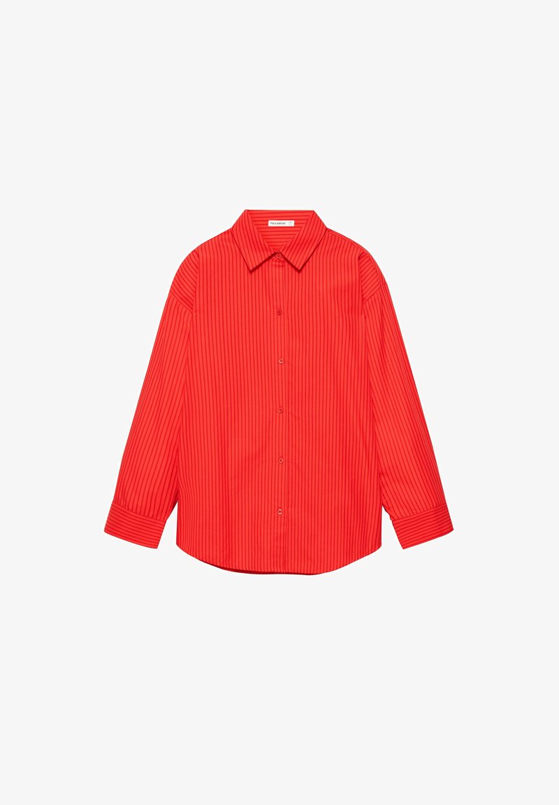 Chemise rouge à manches longues boutonnée avec fines rayures verticales et col pointu, étalée à plat sur un fond blanc.