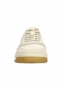 Beige suède en leren sneaker met geperforeerde neus, vetersluiting en een gumrubberen zool. Minimalistische en gestroomlijnde vorm.